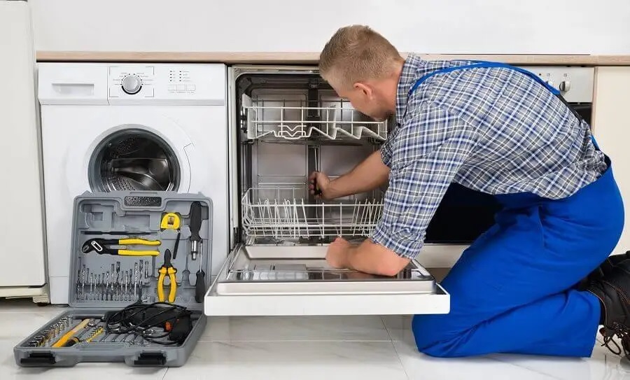 Geyve Whirlpool servisi teknisyen ekibi beyaz eşya tamiri yaparken